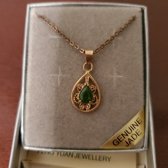 Jewelry - 💥 NEW! Genuine Jade Necklace